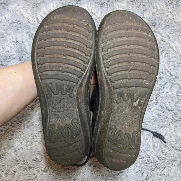 Ugg Akadia Black Boots Sheepskin Fur Lined Size 7 - Picture 9 of 9